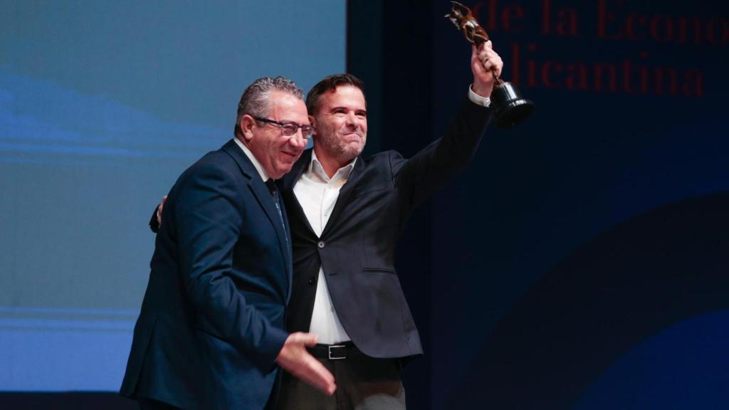 Toni Pérez entrega el premio a CDV.