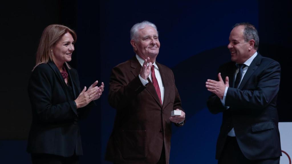 Camarero y Baño en la entrega de la medalla a Ballester.