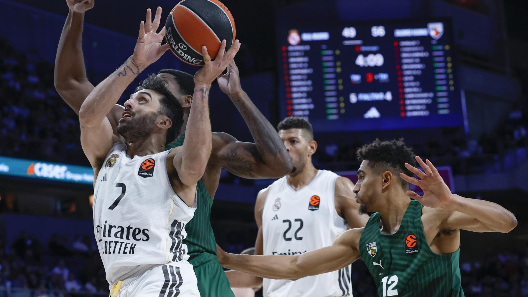 Campazzo entra a canasta en el partido entre el Real Madrid y Zalgiris.