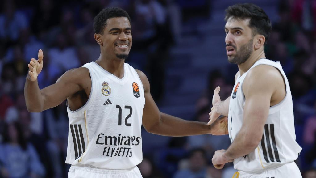 Campazzo y Maledon celebran una acción con el Real Madrid.