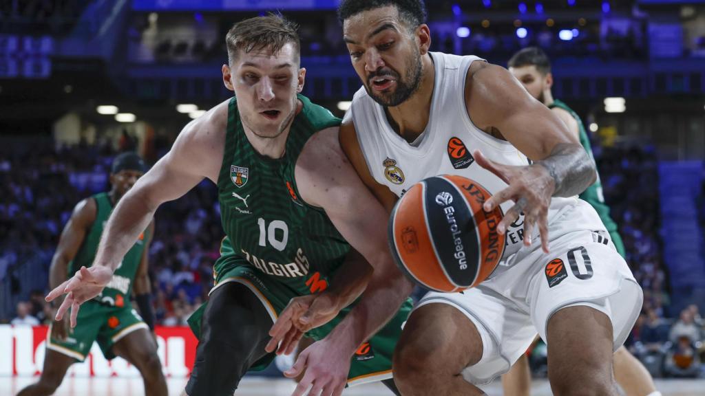 Lyles protege a bola.