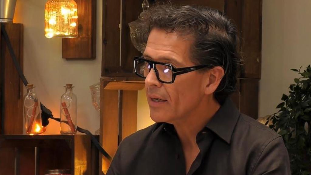 Ariel contando su historia en 'First Dates'.