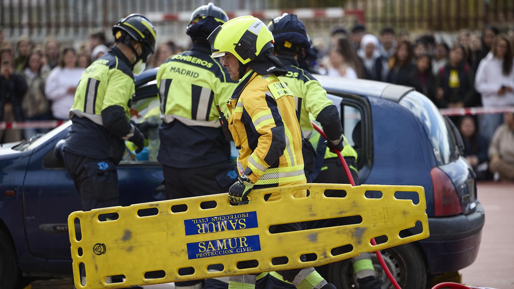 Simulacro de siniestro de tráfico múltiple en el IES Pio Baroja el pasado 6 de noviembre en Madrid con efectivos municipales de Seguridad y Emergencias.