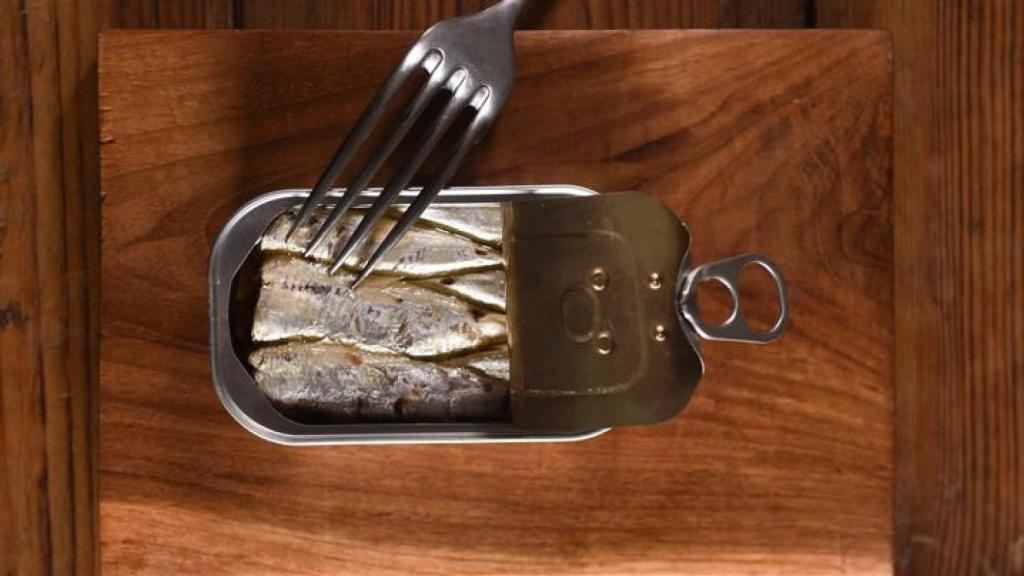 Sardinas en conserva sobre una tabla de madera.