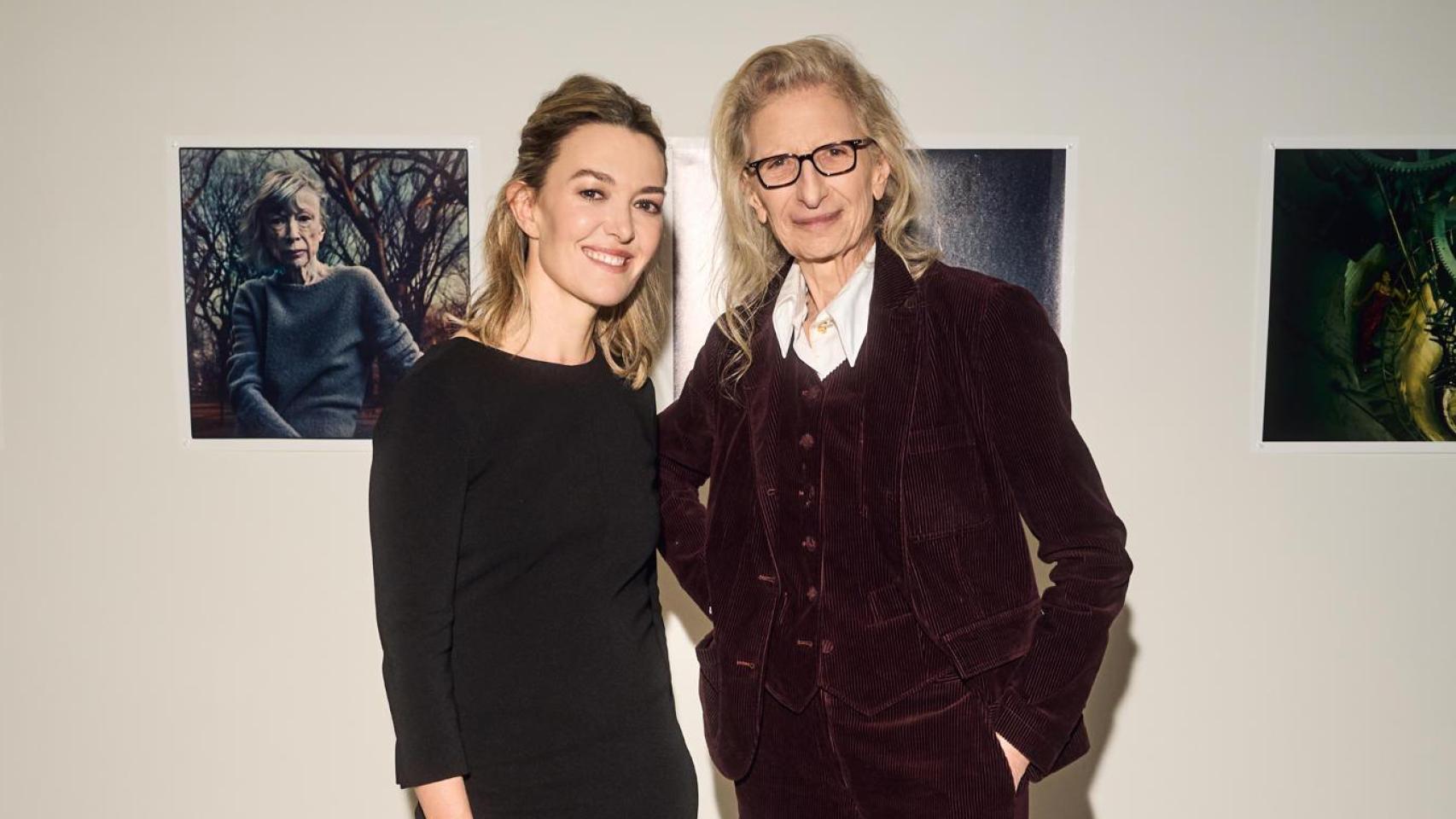 Marta Ortega junto a la reconocida artista durante la fiesta en celebración de su trabajo y exposición.