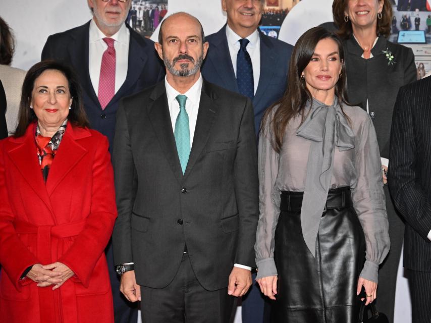 La Reina, con la ministra de Defensa y el presidente de la CEOEO, Antonio Garamendi.