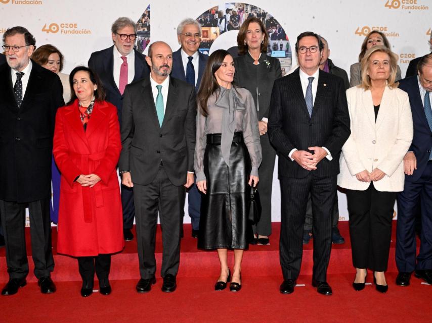 Letizia ha estrenado una blusa de Hugo Boss.