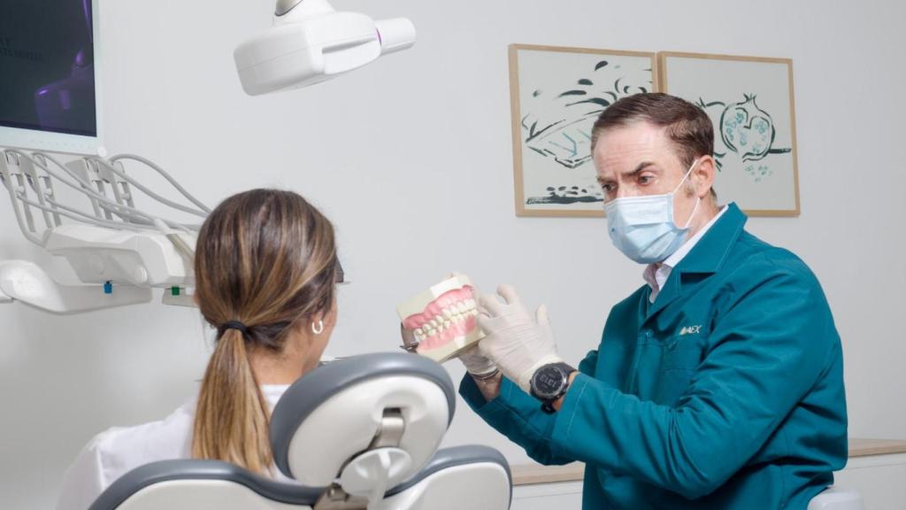 Dr. Pérez Varela en la clínica de Santiago.