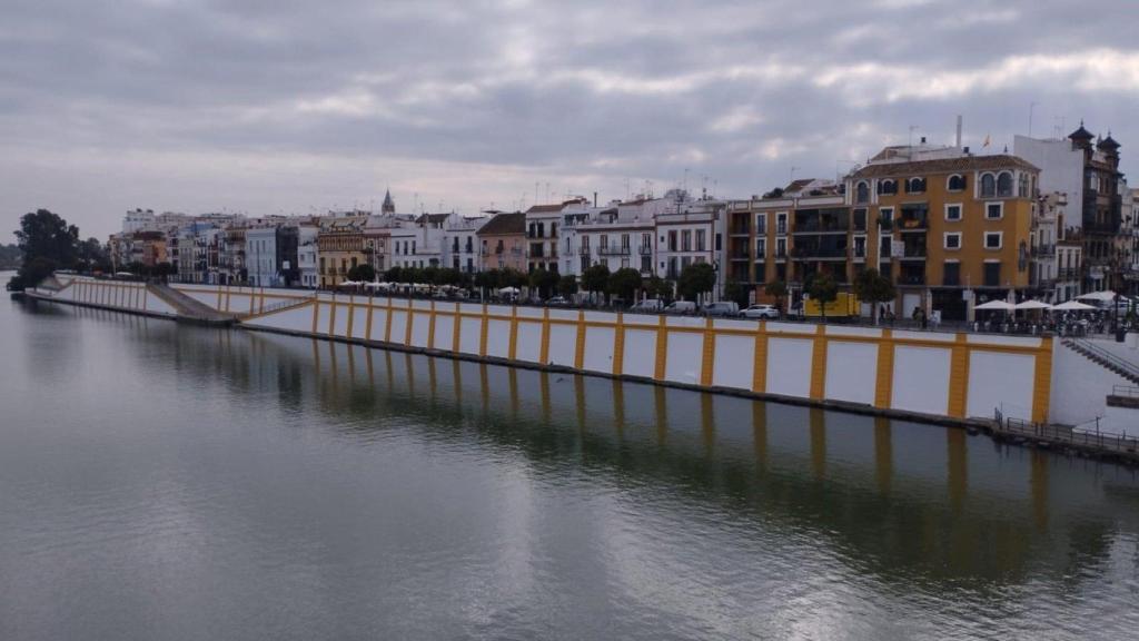 Vistas de la calle Betis, en el barrio de Triana.