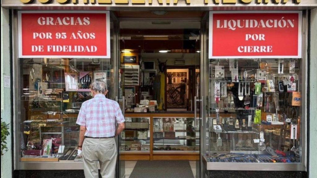 Cuchillería Regina con el cartel de 'Liquidación por cierre'.