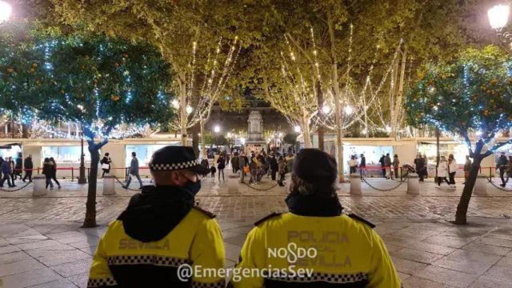 Agentes de la Policía Local en Plaza Nueva durante la Navidad.
