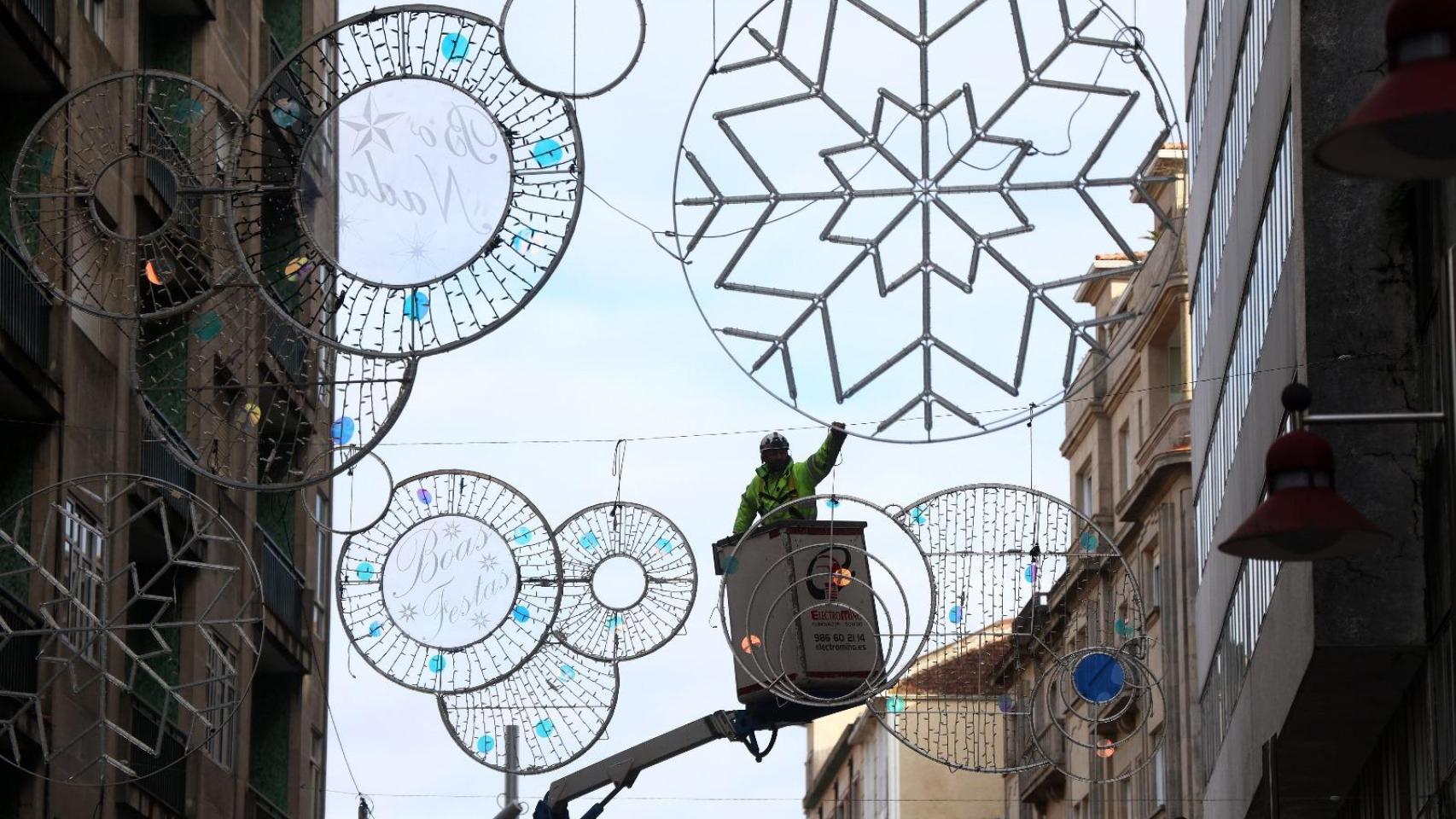 Inicio del trabajo de instalación de luces en Pontevedra para la Navidad de 2025.