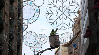 Inicio del trabajo de instalación de luces en Pontevedra para la Navidad de 2025.