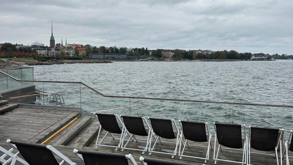 La costa de Helsinki vista desde el solarium de Löyly.