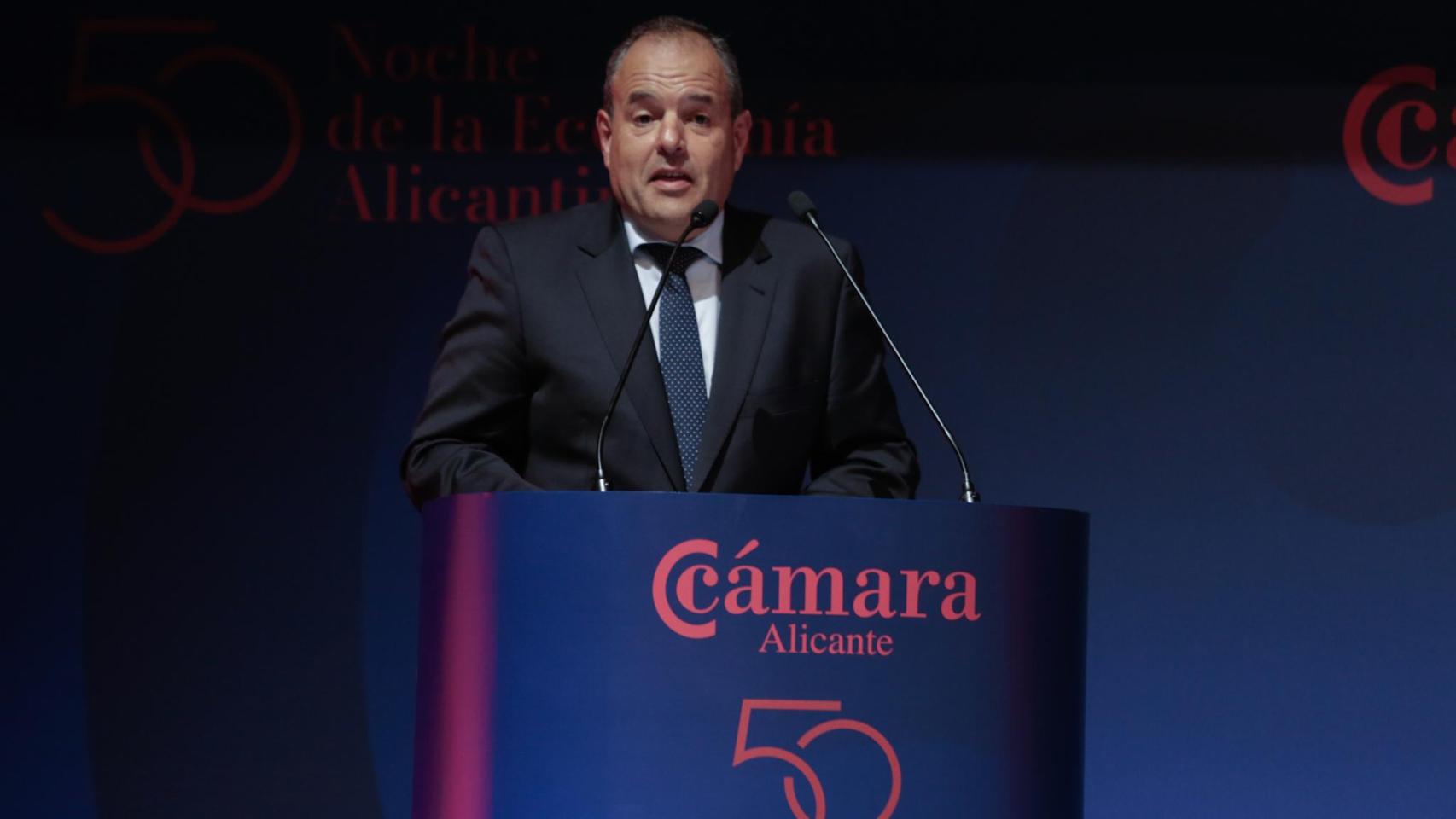 Carlos Baño durante su discurso en la noche de la economía alicantina.