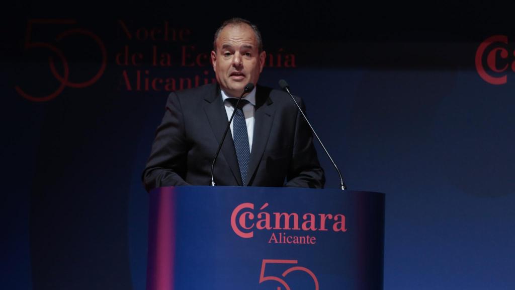 Carlos Baño durante su discurso en la noche de la economía alicantina.