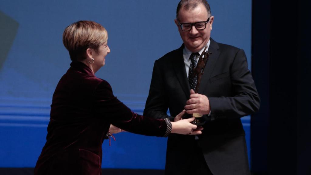 La consellera Marián Cano le entrega el galardón a José Francés Pérez de Aiscan.