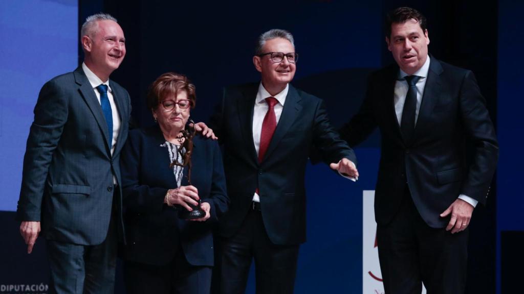 Quintanilla entrega el reconocimiento a Bardisa.