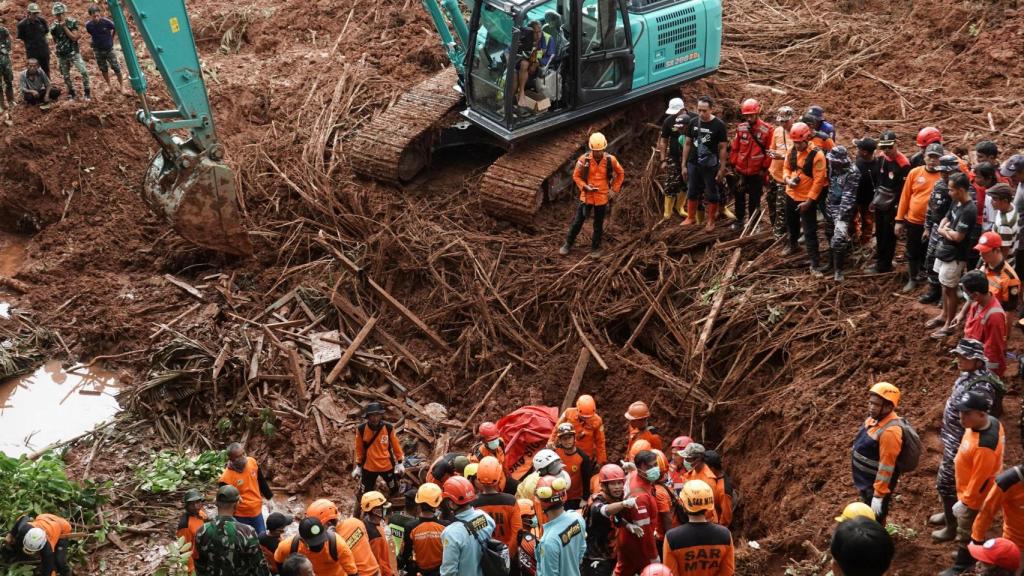 Equipos de rescate trabajando en el pueblo de Cibeunying donde tuvo lugar uno de los desprendimientos.