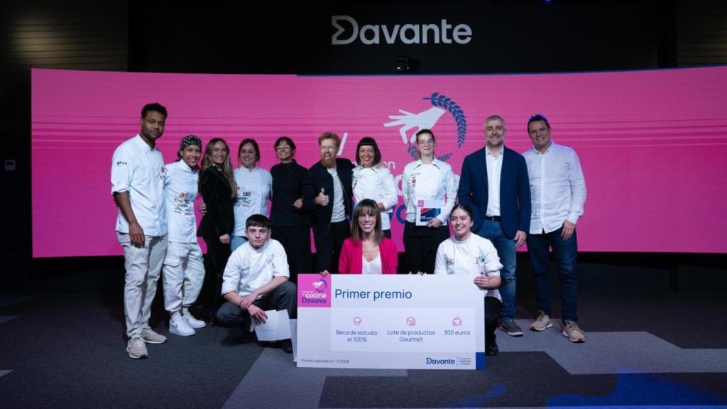 Fotografía del jurado y los finalistas.