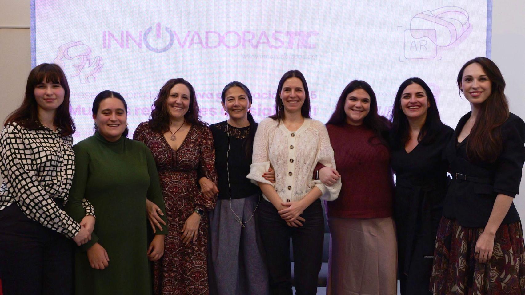 De izquierda a derecha: Alicia Gómez, María Alonso, Anabel Forte, Concha Monje, Gabriela Chang, Laura Postigo, Yolanda Rueda, Elena Gil.