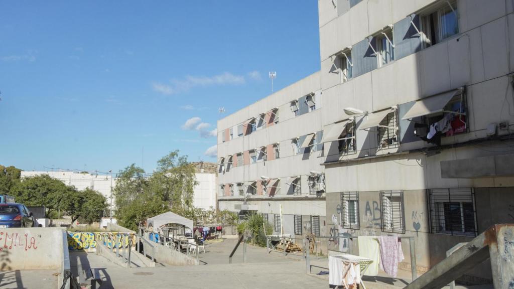Uno de los bloques con pisos okupados en el barrio Juan XXIII de Alicante.