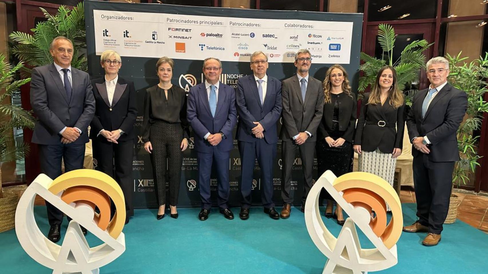 El consejero y parte de su equipo, durante la última Noche de las Telecomunicaciones.