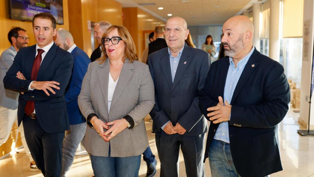 Carlos Yuste, director general de Juventud y Deportes; Carmen Teresa Olmedo, viceconsejera de Cultura y Deportes; Pablo Burillo, presidente de la Federación de Fútbol de Castilla-La Mancha y José Javier Ortega, primer teniente de alcalde de Alcázar de San Juan.