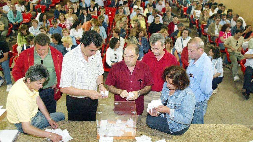 Asamblea de trabajadores del Horno de Galletas de Aguilar de Campoo (Palencia) en 2005