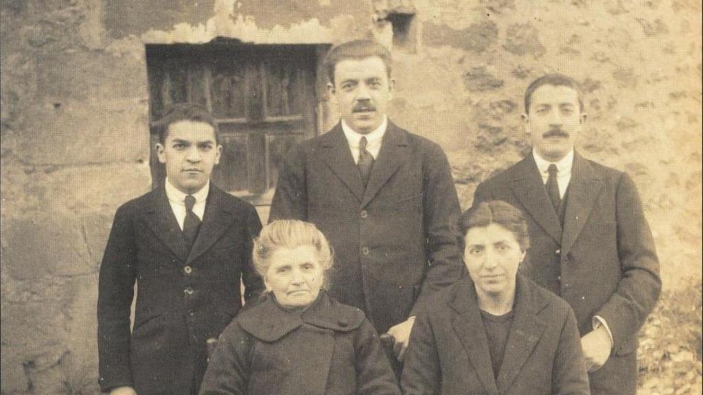 La familia Fontaneda con Rafael, hijo del fundador, en el centro de la imagen arriba