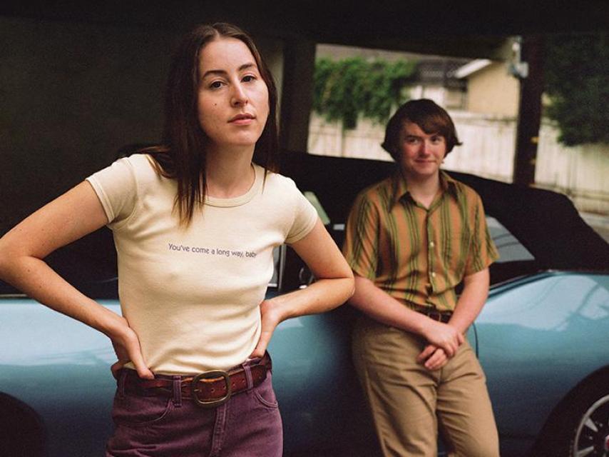 Foto promocional de Licorice Pizza, de Paul Thomas Anderson, una película donde siempre conduce ella.