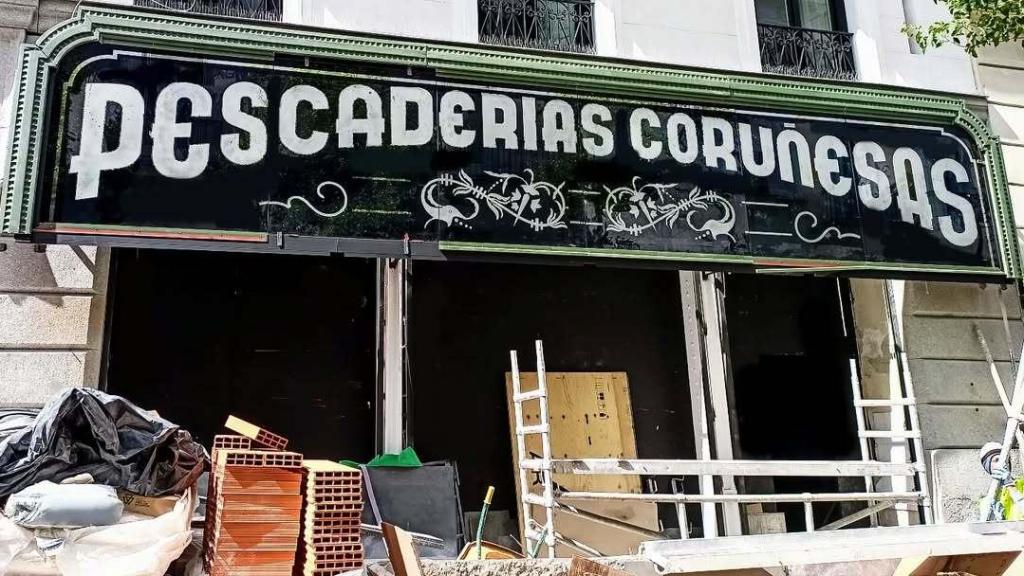 Cartel de la antigua Pescaderías Coruñesas en la calle Recoletos.