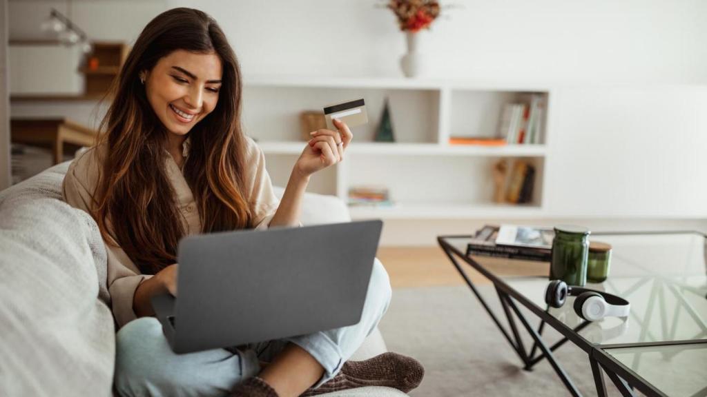 Mujer comprando 'online' desde el ordenador.