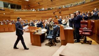 El presidente de la Junta de Castilla y León, Alfonso Fernández Mañueco, recibe el aplauso de la bancada del Grupo Popular tras su intervención en el pleno de las Cortes de este jueves