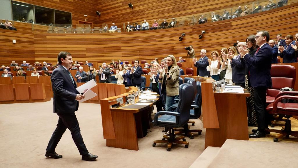 El presidente de la Junta de Castilla y León, Alfonso Fernández Mañueco, recibe el aplauso de la bancada del Grupo Popular tras su intervención en el pleno de las Cortes de este jueves
