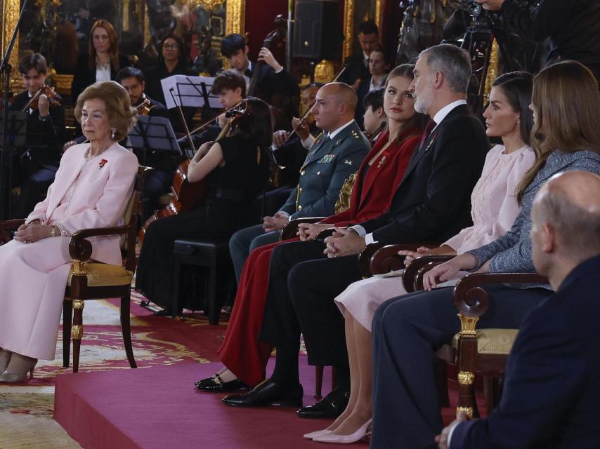 La reina Sofía, la princesa Leonor, el rey Felipe, la reina Letizia y la infanta Sofía, durante el acto de conmemoración del 50 aniversario de restauración de la monarquía, este viernes en el Palacio Real en Madrid.