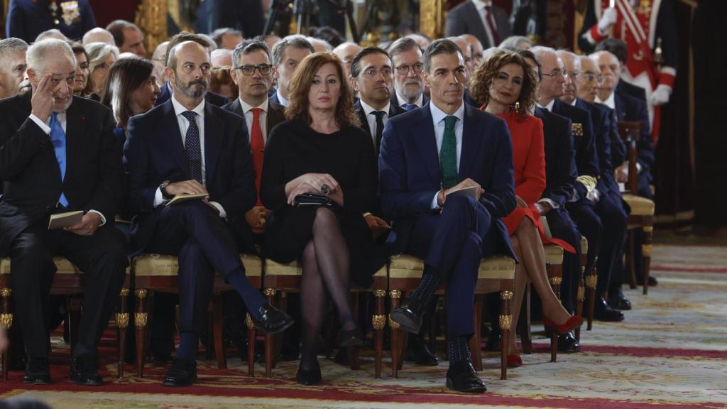 Sánchez junto a los presidentes del Congreso y el Senado y varios ministros y expresidentes del Gobierno.
