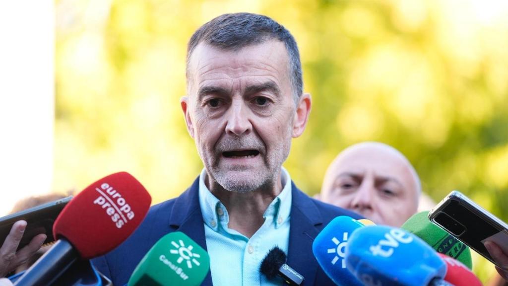 Antonio Maíllo, este viernes en Sevilla; detrás, Ernesto Alba.