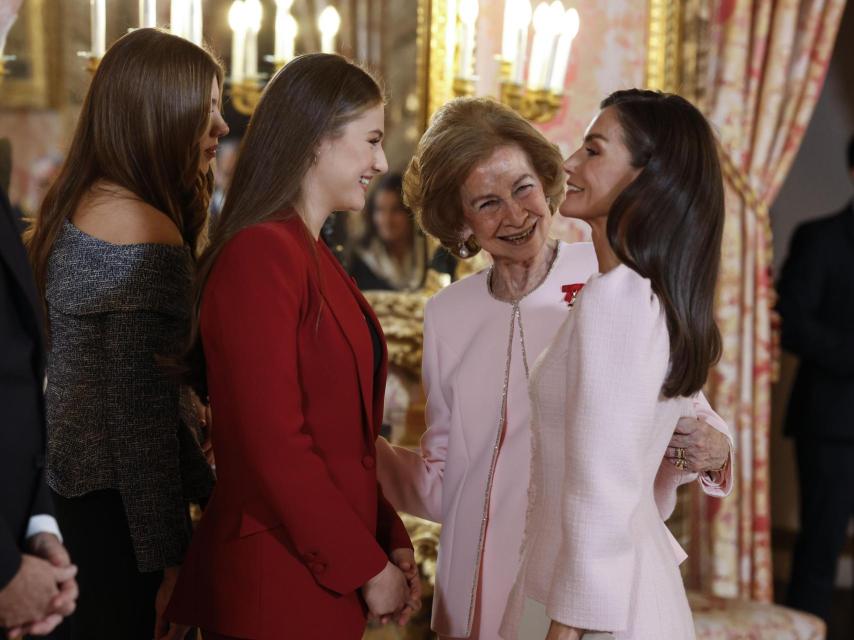 La princesa de Asturias, la reina Letizia, la emérita Sofía y la infanta Sofía tras el acto homenaje.