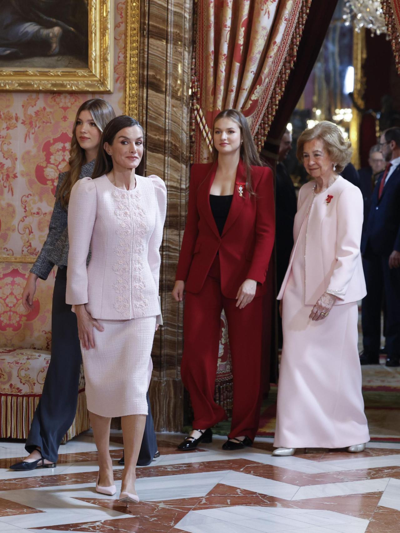 La reina Letizia ha elegido un look de Carolina Herrera para esta ocasión.