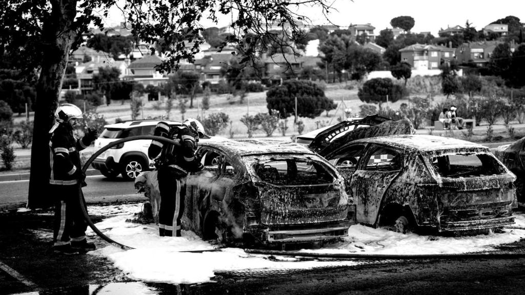 Los bomberos de la Comunidad de Madrid trabajan para extinguir un incendio declarado en el parking del centro comercial Intu Xanadú, a 12 de agosto de 2025, en Arroyomolinos, Madrid (España).