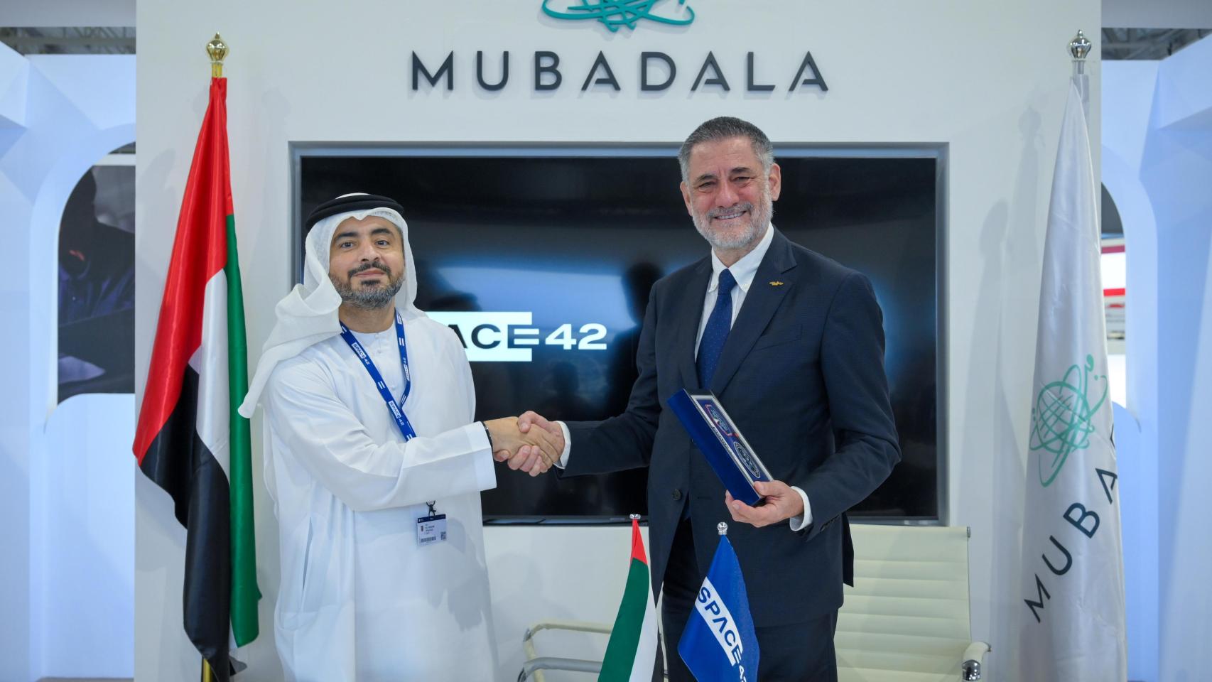 Ali Al Hashemi, CEO de Space Services en Space42, y Miguel Ángel García Primo, director general de Hisdesat