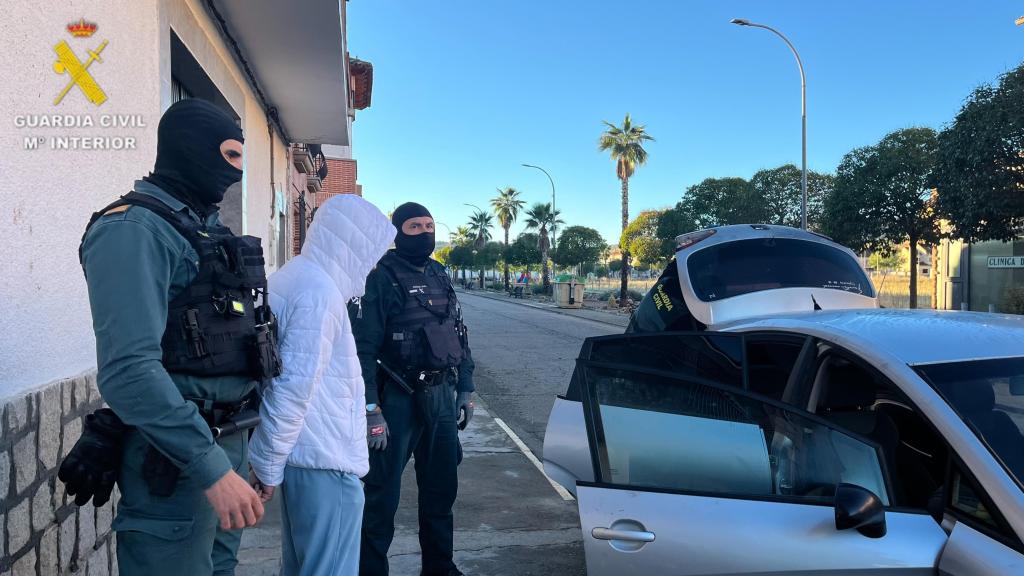 Dos agentes de la Guardia Civil con uno de los detenidos.