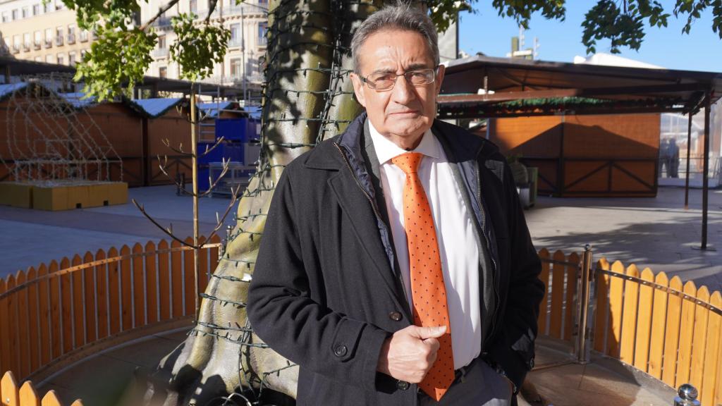 Julio Calvo, en la plaza del Pilar de Zaragoza, decorada por la Navidad.