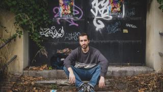 Álvaro Rivas, cantante de Alcalá Norte, posa para EL ESPAÑOL en Ciudad Lineal.