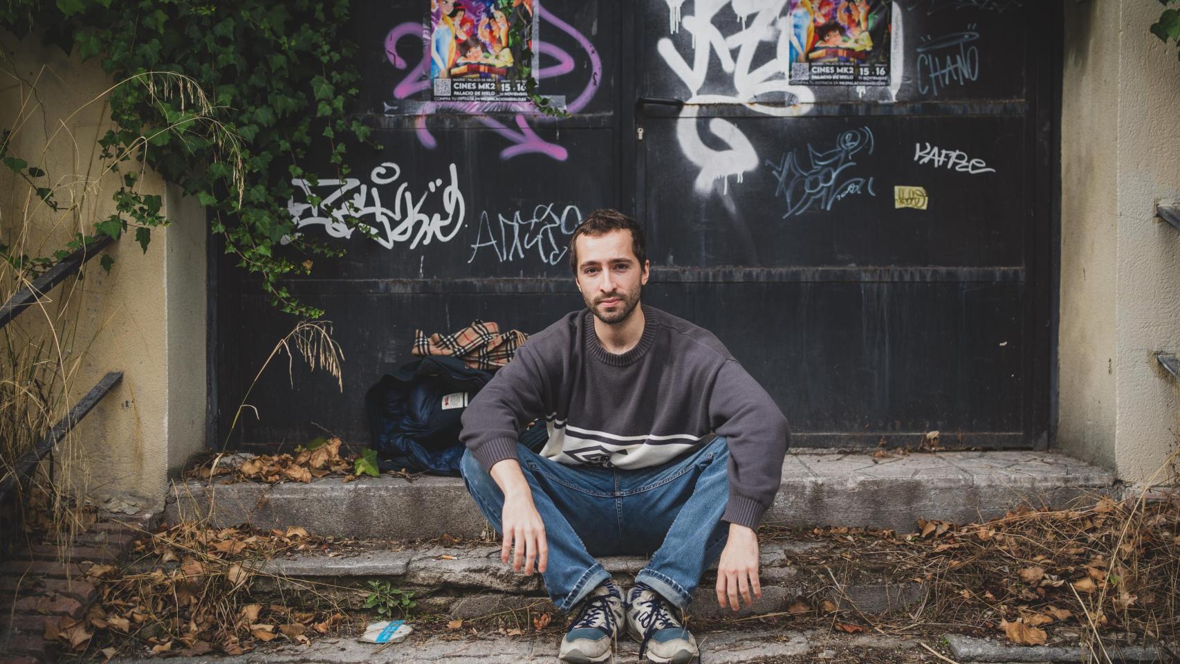 Álvaro Rivas, cantante de Alcalá Norte, posa para EL ESPAÑOL en Ciudad Lineal.