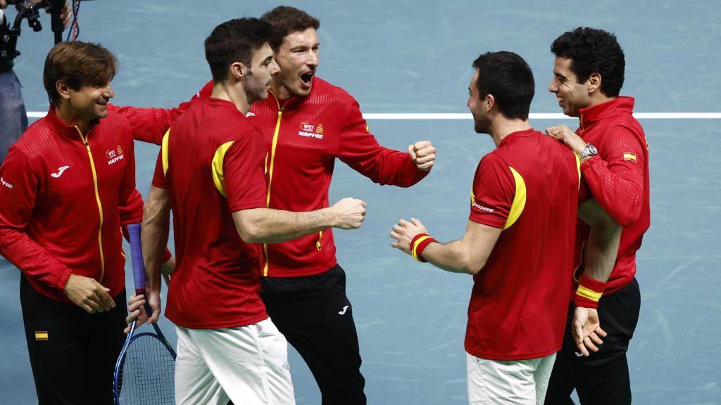 El equipo español celebra la victoria ante República Checa en semifinales.