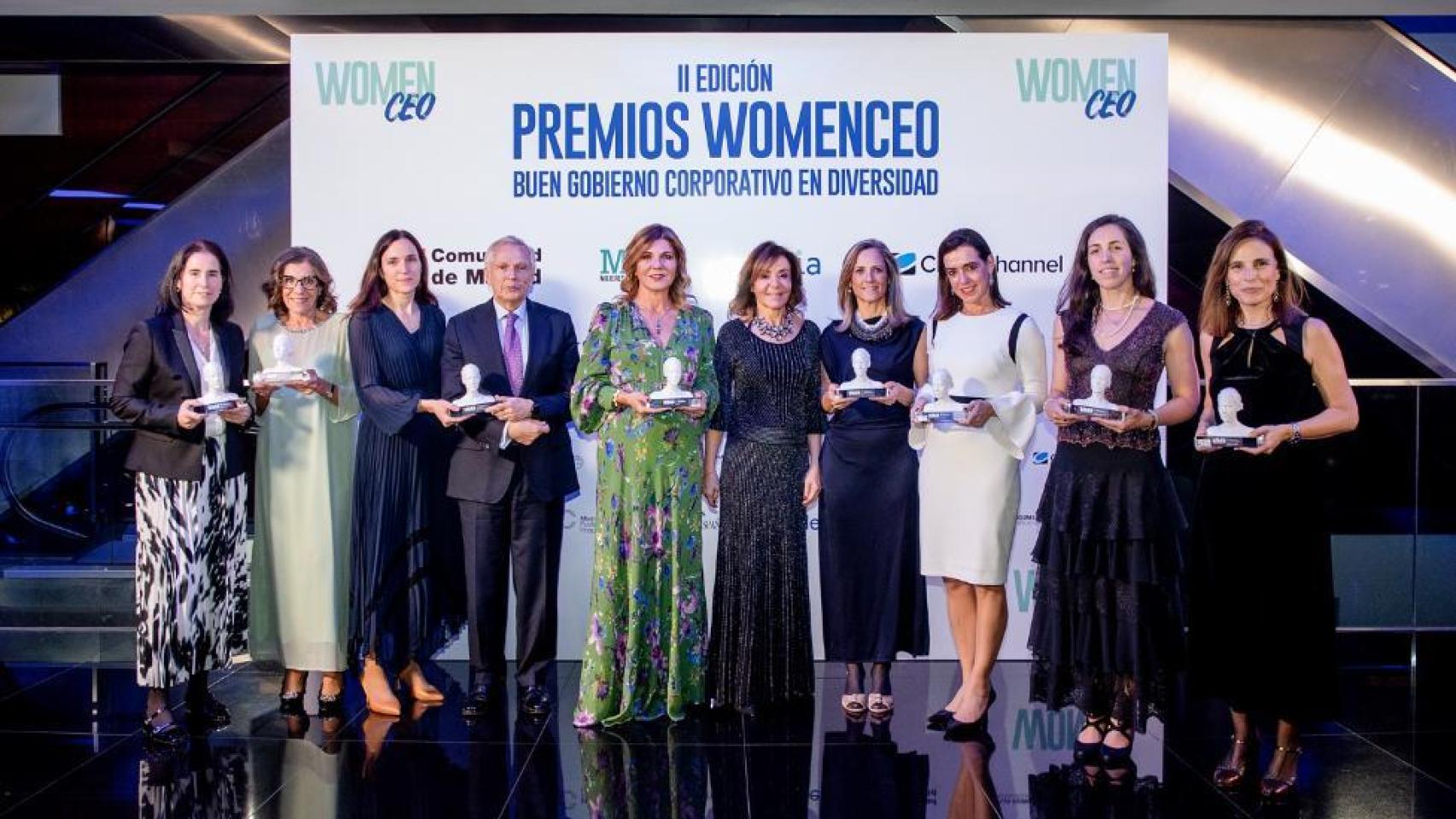 De izquierda a derecha: Nieves Estevez (Deustche Bank), Teresa Quirós (Consejera), Natalia Alvárez y Jaime Aguirre (Mutua Universal) , Val Díez (Stanpa) , Ana Lamas (WomenCEO), Carmina Balet (Saica), Irene Agundez (Iberdrola), Beatriz Moro(Bodegas Matarromera) y Paloma Marín Bona (CNMV).