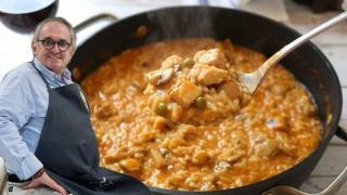 Rafuel Antonín junto a una caldereta de arroz caldoso.