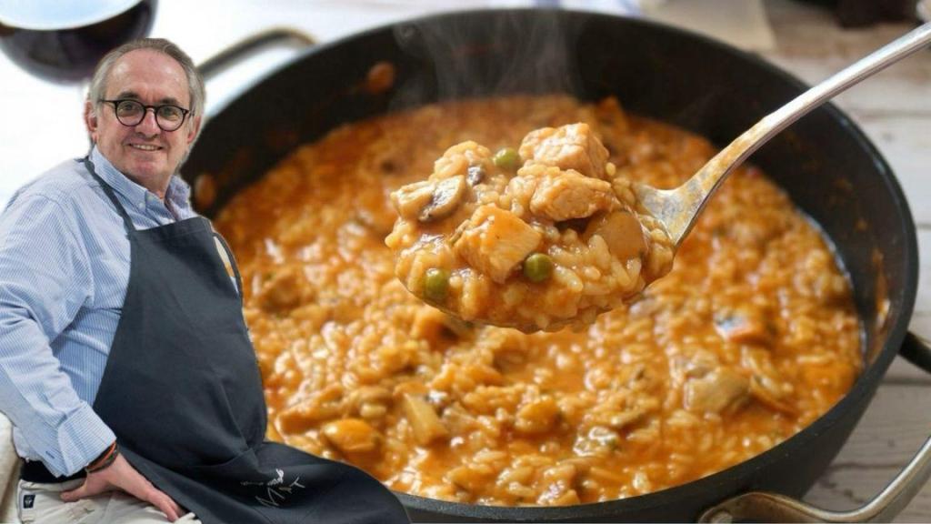 Rafuel Antonín junto a una caldereta de arroz caldoso.